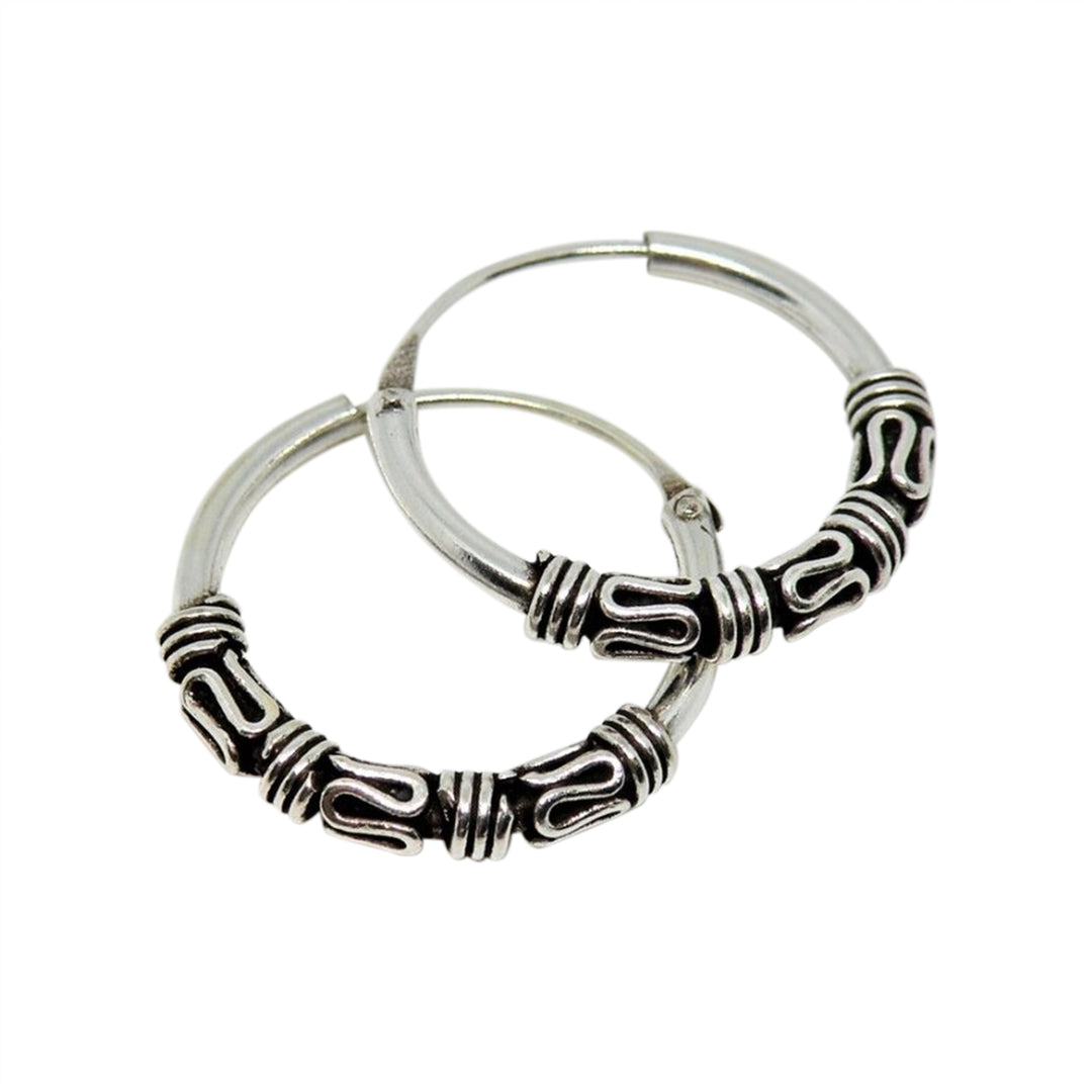 Find Øreringe, hoops med viklinger og bølger, sterlingsølv, 23 x 2-3,5 mm hos Beadhouse of Copenhagen i dag, med en altid hurtig levering!