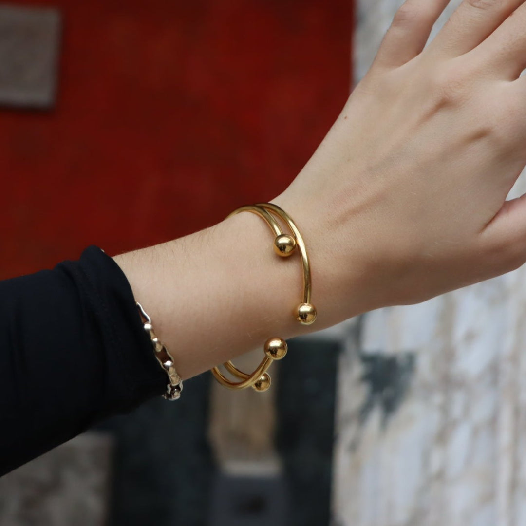 Find Armbånd, åben armring, forgyldt rustfri stål, 60 mm hos Beadhouse of Copenhagen i dag, med en altid hurtig levering!