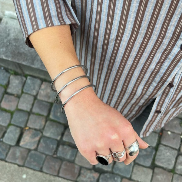 Find Armbånd, åben armring, forsølvet rustfri stål, 60 mm hos Beadhouse of Copenhagen i dag, med en altid hurtig levering!