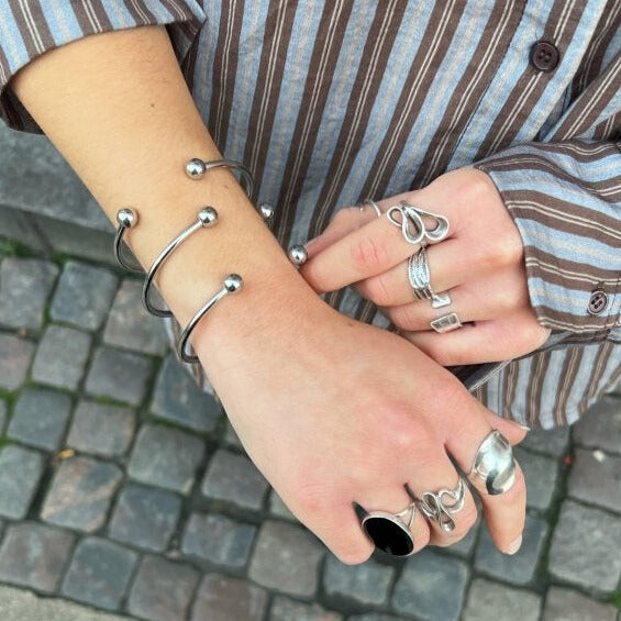 Find Armbånd, åben armring, forsølvet rustfri stål, 60 mm hos Beadhouse of Copenhagen i dag, med en altid hurtig levering!