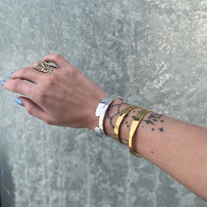 Find Armbånd, åben banket armring, forsølvet zamak, 62x50 mm hos Beadhouse of Copenhagen i dag, med en altid hurtig levering!
