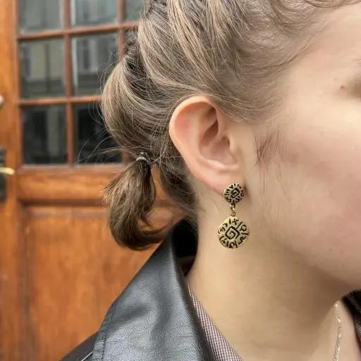 Øreringe, ørestikkere med inskriptioner, forgyldt messing Beadhouse of Copenhagen