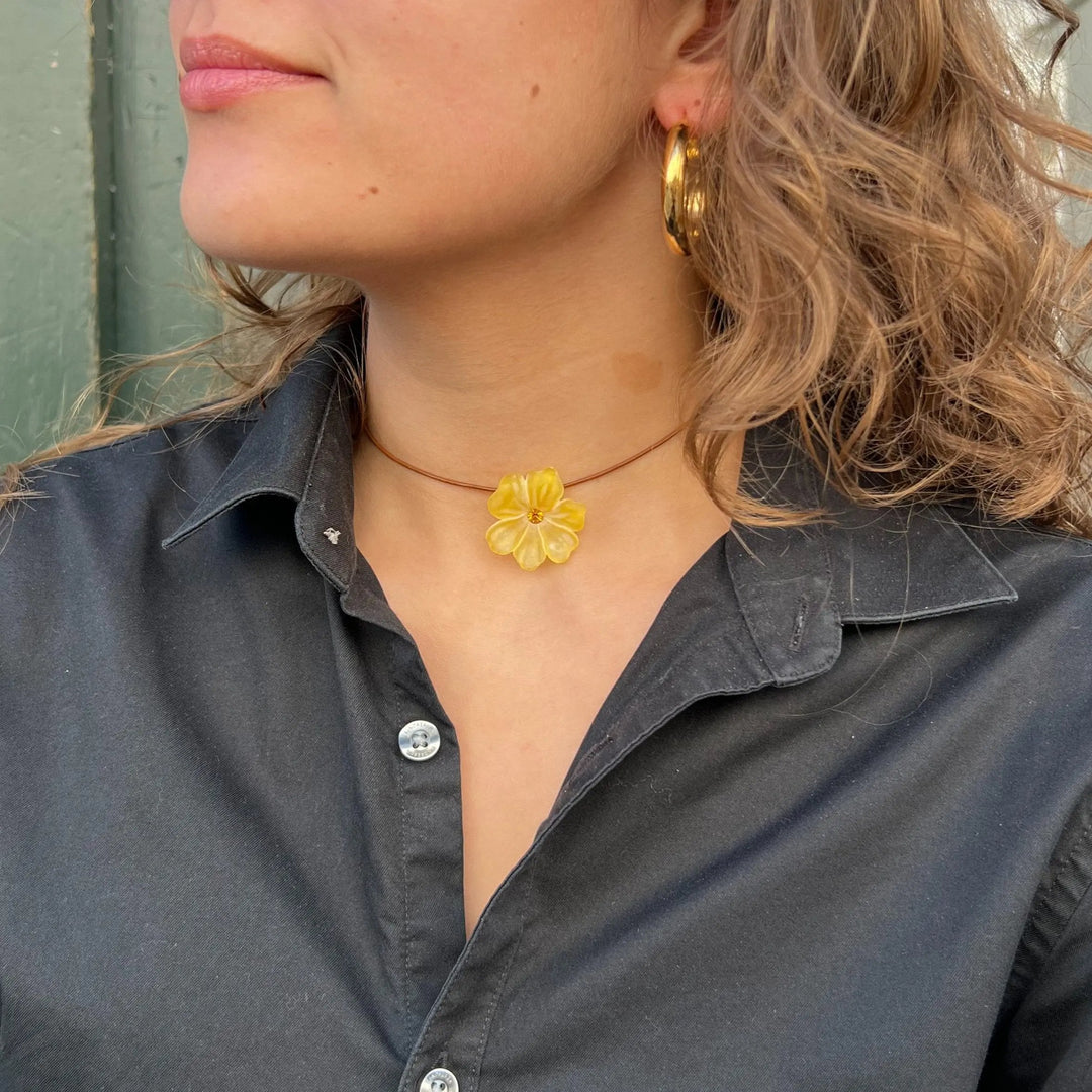 Halskæde, lædersnor m. plast blomst, flere varianter BOC