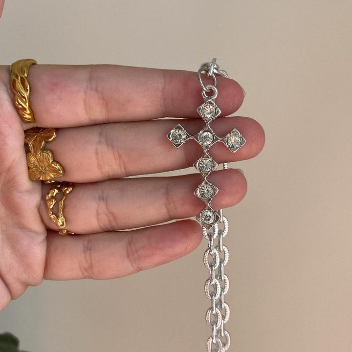 Find Halskæde med kors og krystaller i forsølvet aluminium hos Beadhouse of Copenhagen i dag, med en altid hurtig levering!