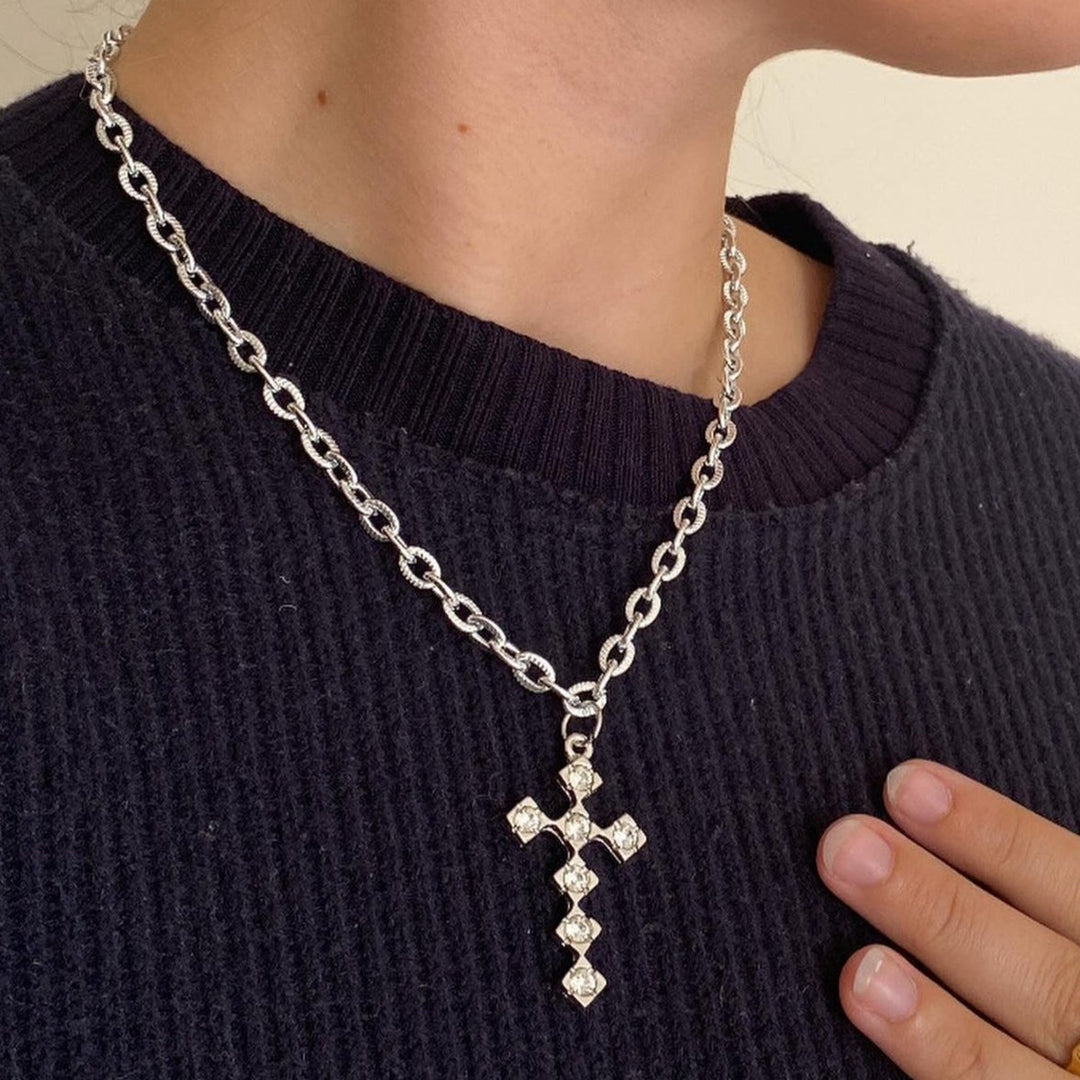 Find Halskæde med kors og krystaller i forsølvet aluminium hos Beadhouse of Copenhagen i dag, med en altid hurtig levering!