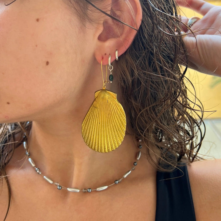 Øreringe, ørebøjle med musling, forgyldt messing, 85x40mm Beadhouse of Copenhagen