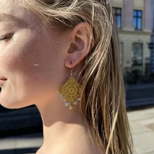 Øreringe, ørekrog m. filigran kvadrat og smykkesten, forgyldt messing Beadhouse of Copenhagen