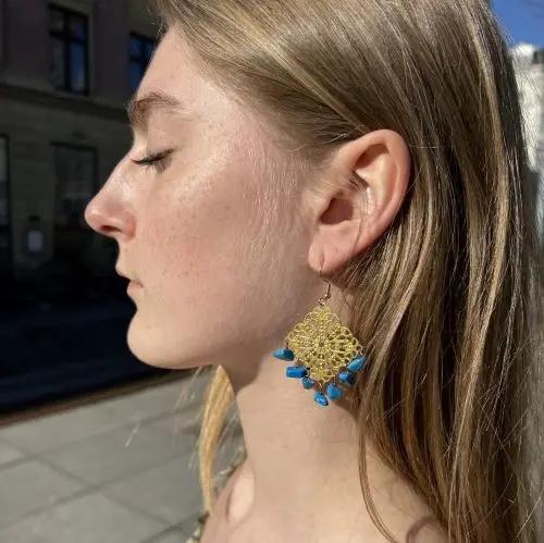 Øreringe, ørekrog m. filigran kvadrat og smykkesten, forgyldt messing Beadhouse of Copenhagen