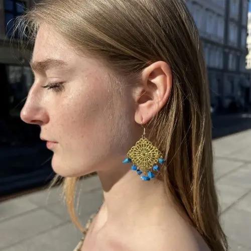 Øreringe, ørekrog m. filigran kvadrat og smykkesten, forgyldt messing Beadhouse of Copenhagen