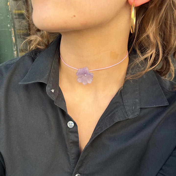 Halskæde, lædersnor m. plast blomst, flere varianter BOC