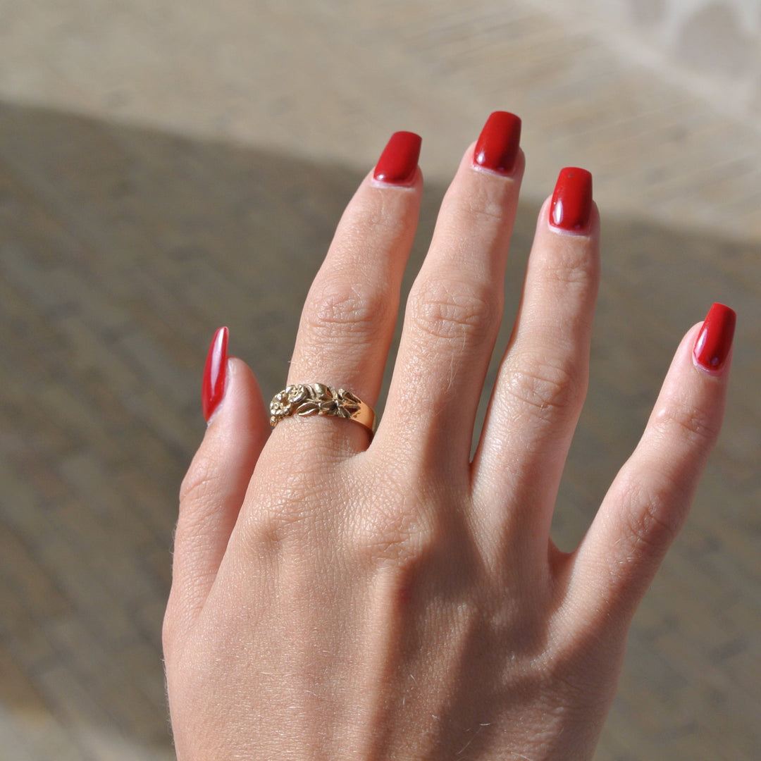 Find Fingerring, blomsterrelief, forgyldt sterlingsølv hos Beadhouse of Copenhagen i dag, med en altid hurtig levering!