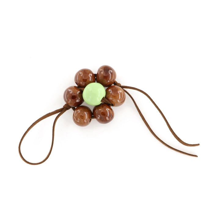 Taskecharm, blomst, keramik, brun ruskind, flere varianter Beadhouse of Copenhagen