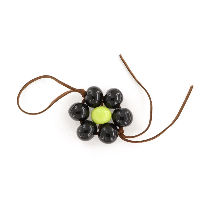 Taskecharm, blomst, keramik, brun ruskind, flere varianter Beadhouse of Copenhagen