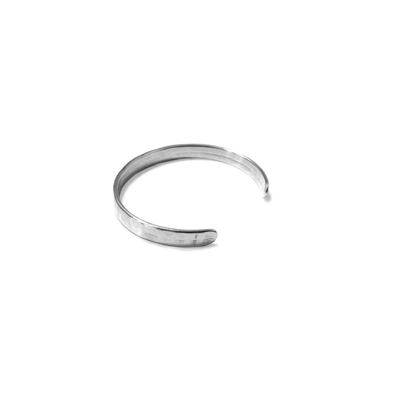 Armbånd, åben banket armring, forgyldt og forsølvet zamak, justerbar