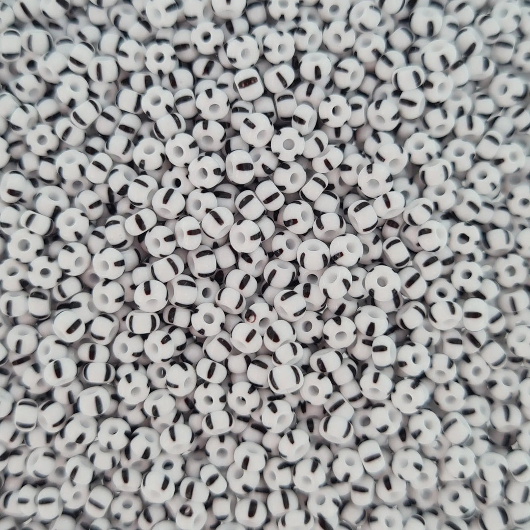 Stribede glasperler, preciosa, hvid med 4 sorte striber Preciosa