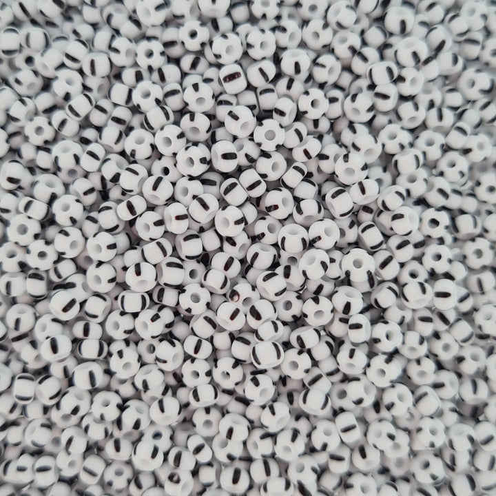 Stribede glasperler, preciosa, hvid med 4 sorte striber Preciosa