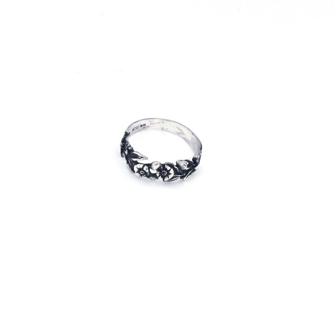 Find Fingerring, blomsterrelief, sterlingsølv hos Beadhouse of Copenhagen i dag, med en altid hurtig levering!