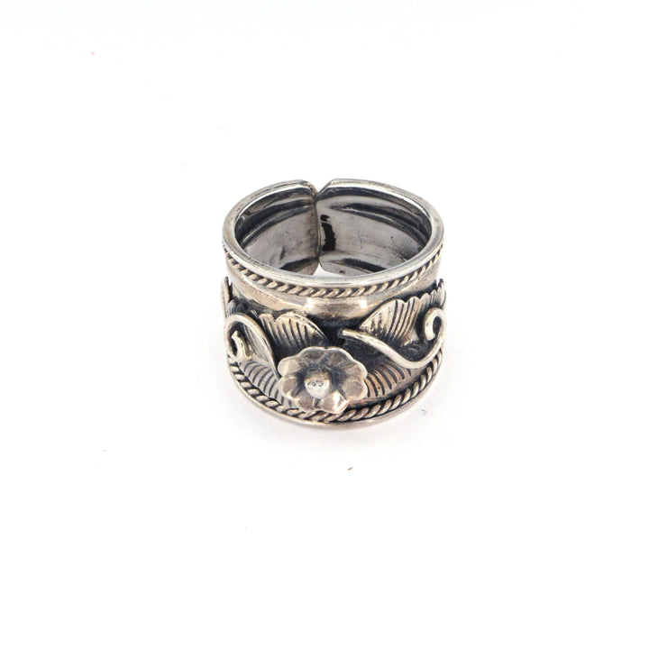 Fingerring, bredt bånd med blomst, sterlingsølv Beadhouse of Copenhagen