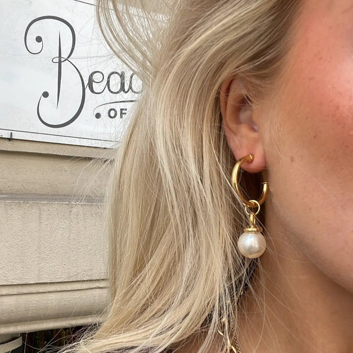 Øreringe, ørestikkere chunky hoops med perle, forgyldt messing Beadhouse of Copenhagen