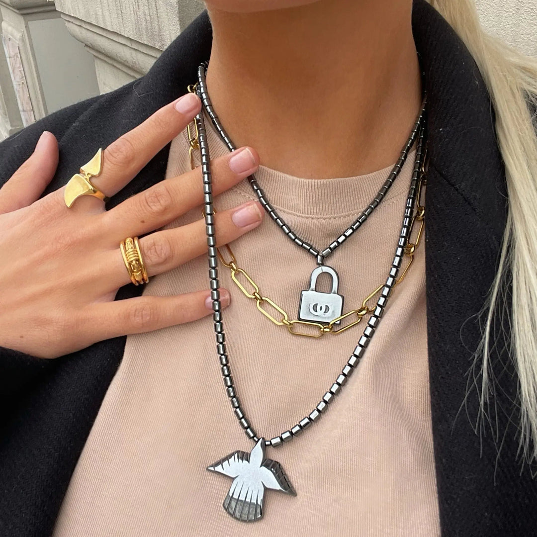 Halskæde, hæmatit med ørn, 46 cm/33 x 38 mm Beadhouse of Copenhagen