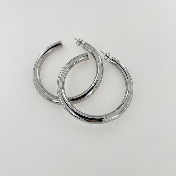 Find Øreringe, chunky hoops, forsølvet messing, 60 x 6 mm hos Beadhouse of Copenhagen i dag, med en altid hurtig levering!