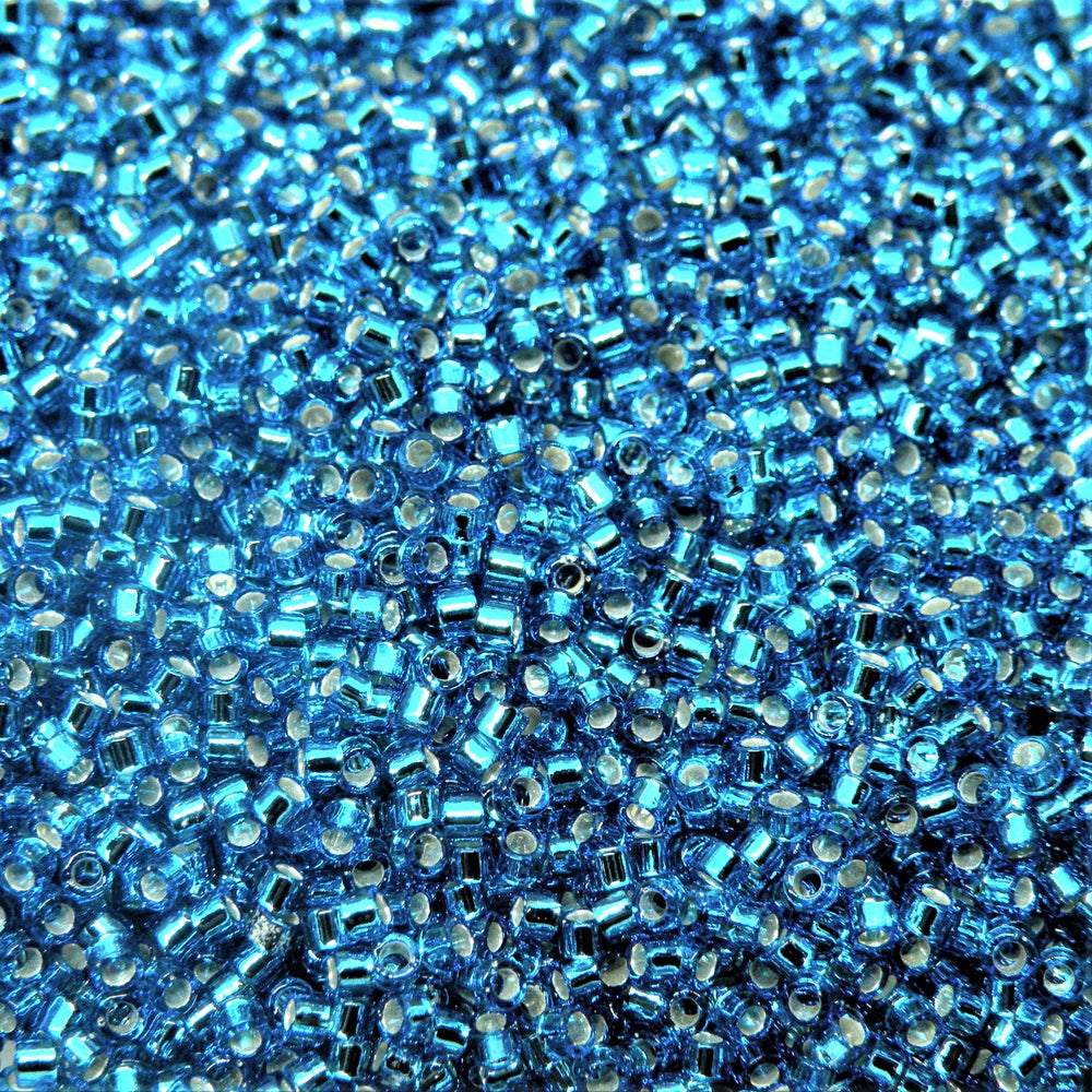 Blå glasperler, miyuki delica beads, silverlined capri blue Krea