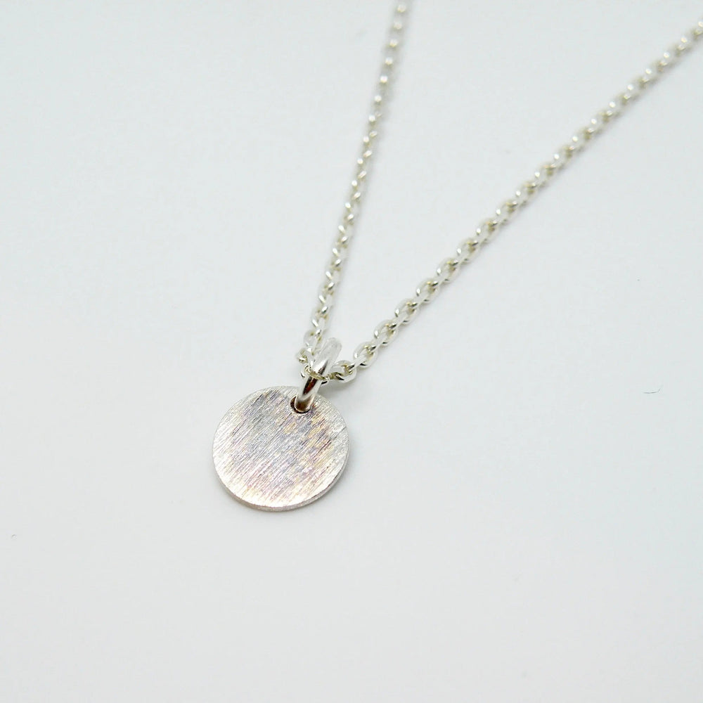 Vedhæng, børstet rundt tag, sterlingsølv og oxideret Beadhouse of Copenhagen