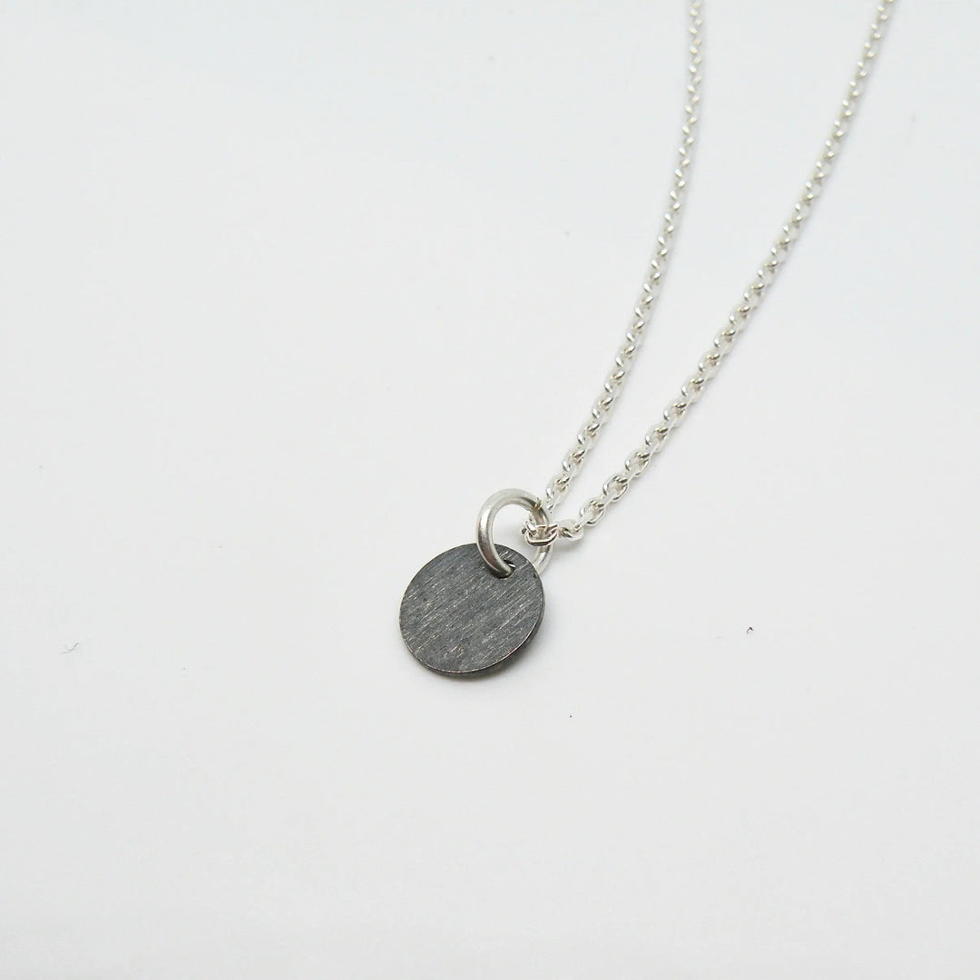 Vedhæng, børstet rundt tag, sterlingsølv og oxideret Beadhouse of Copenhagen