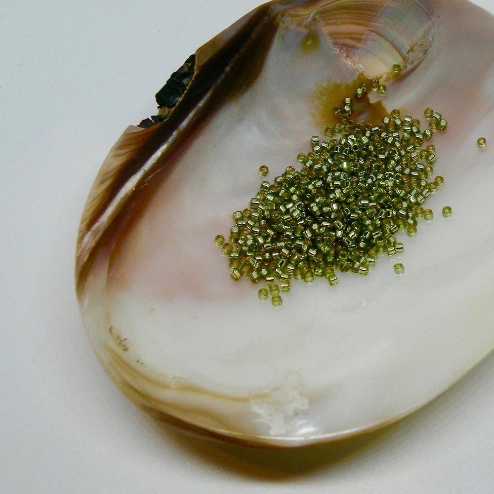 Grønne glasperler, miyuki delica beads, duracoat silverlined dyed willow Krea