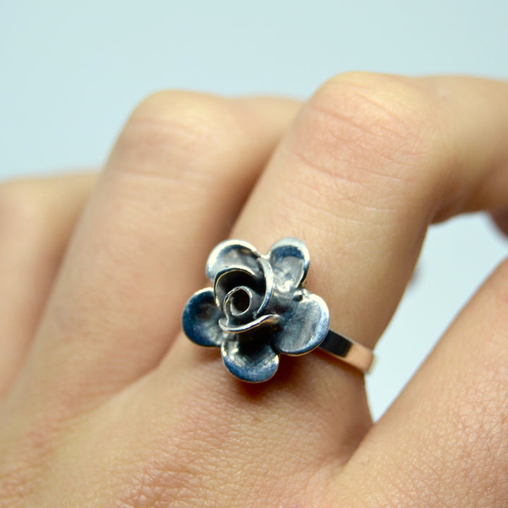 Find Fingerring, lille rose, sterlingsølv hos Beadhouse of Copenhagen i dag, med en altid hurtig levering!