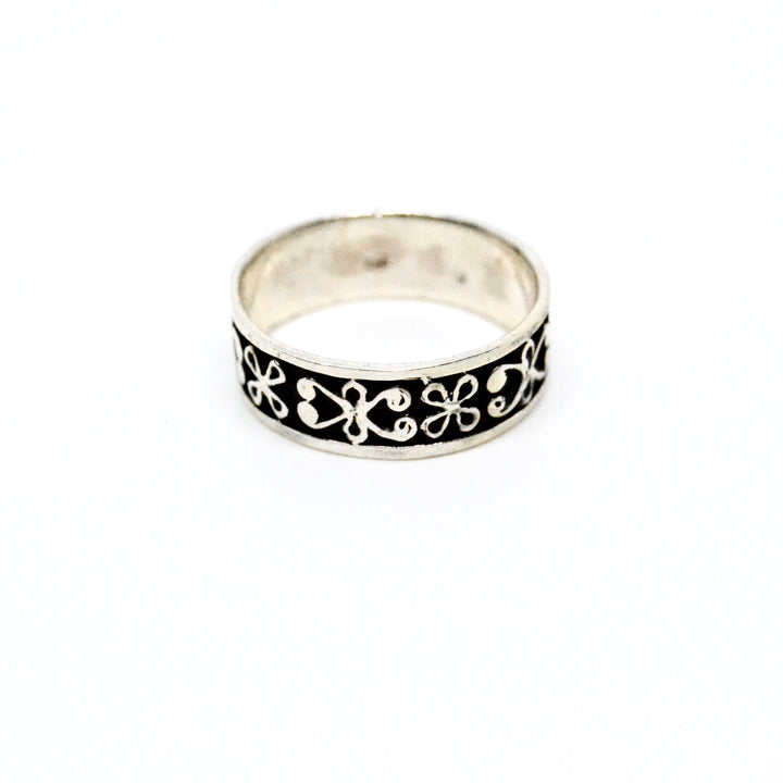 Find Fingerring, etnisk relief, sterlingsølv hos Beadhouse of Copenhagen i dag, med en altid hurtig levering!