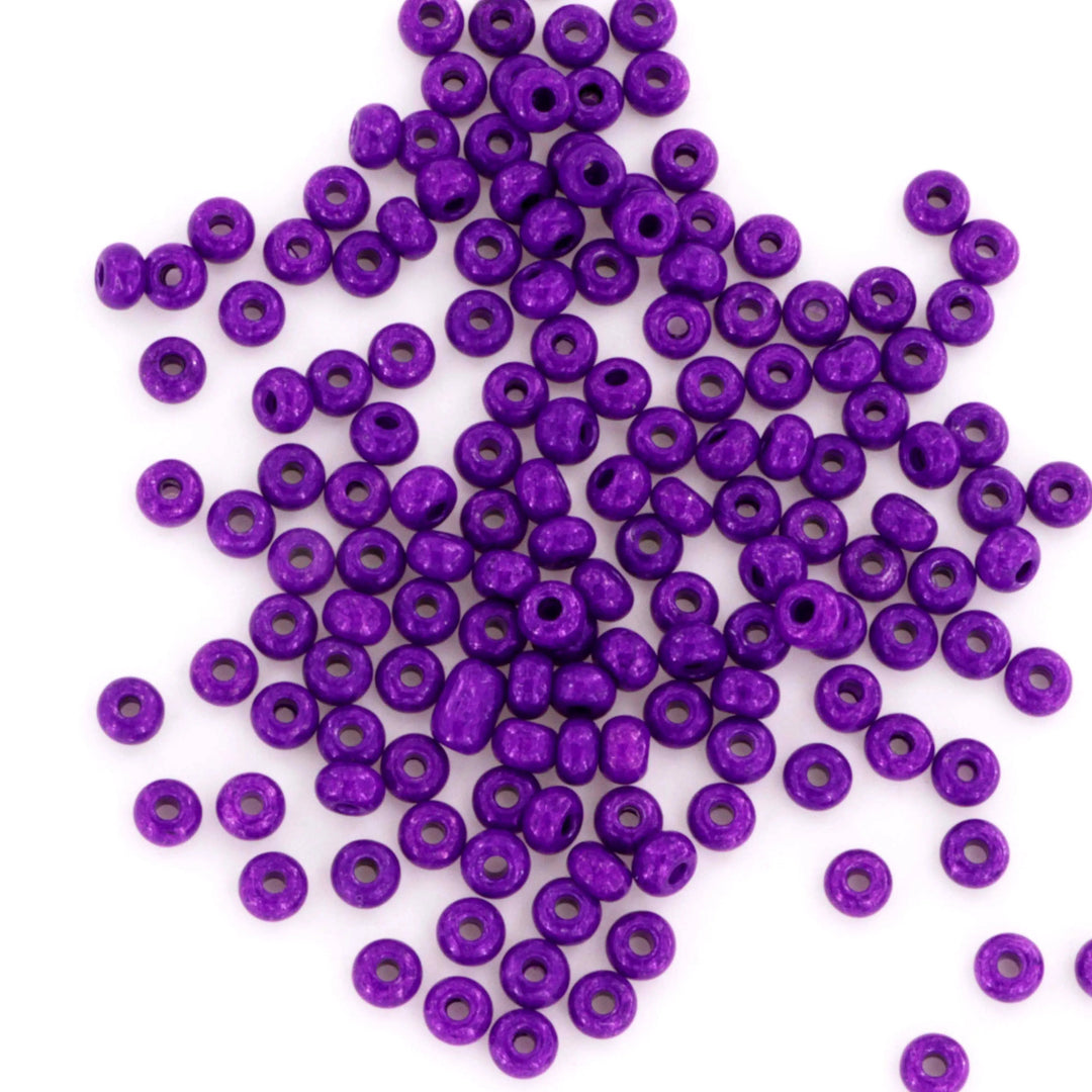 Lilla glasperler, preciosa, intensive violet dyed chalkwhite Preciosa