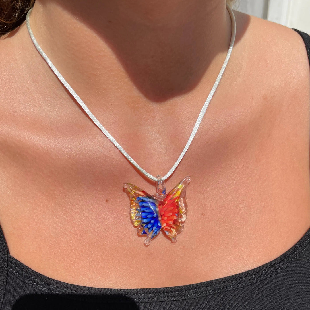 Halskæde, blå/koral sommerfugl på hvid satinsnor, håndlavet glas Express