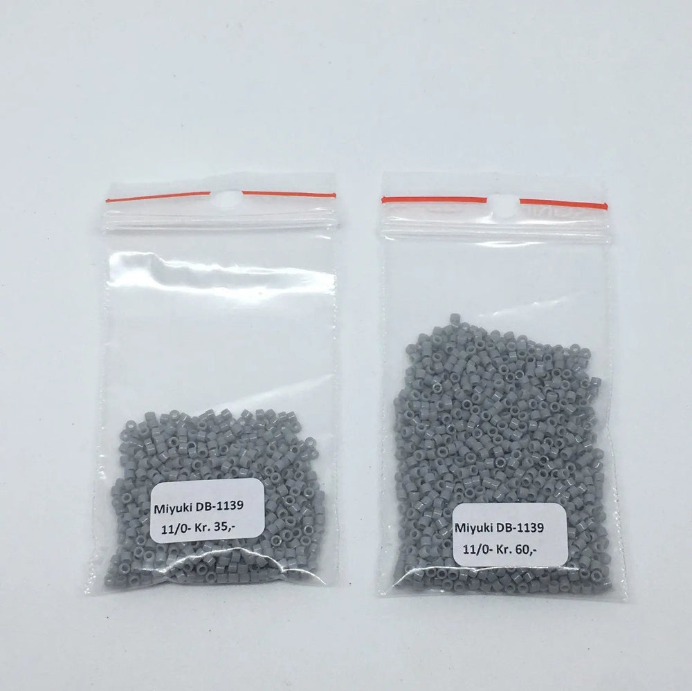 Grå glasperler, miyuki delica beads, opaque ghost grey Krea