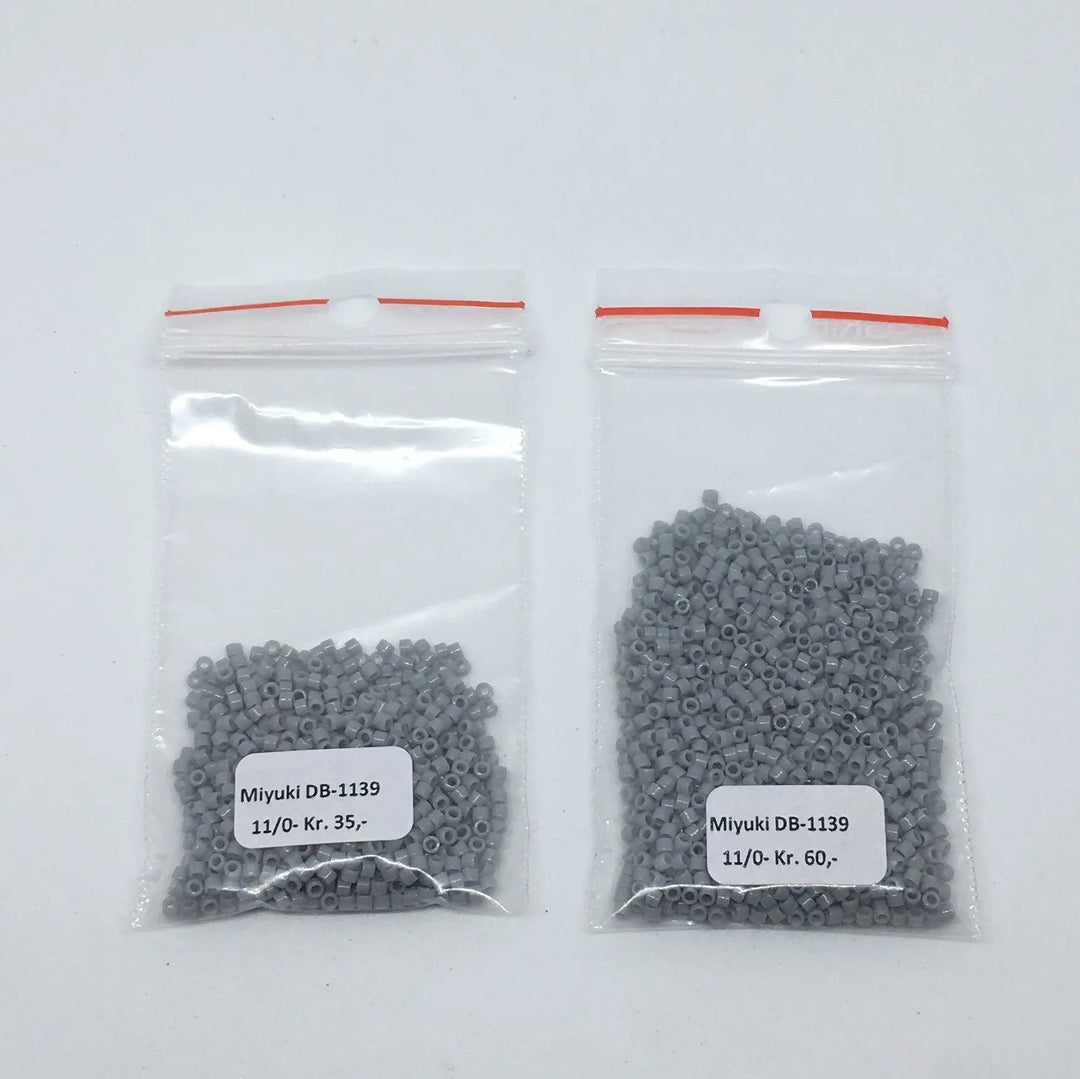 Grå glasperler, miyuki delica beads, opaque ghost grey Krea