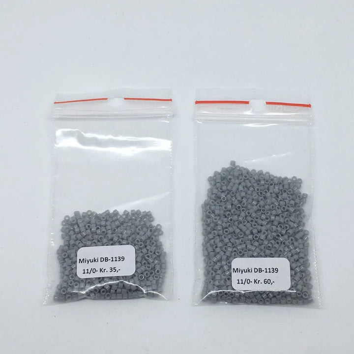 Grå glasperler, miyuki delica beads, opaque ghost grey Krea