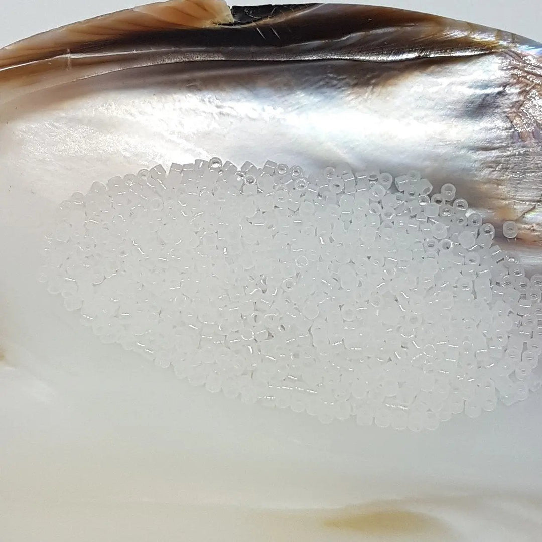 Hvide glasperler, miyuki delica beads, opal white Krea