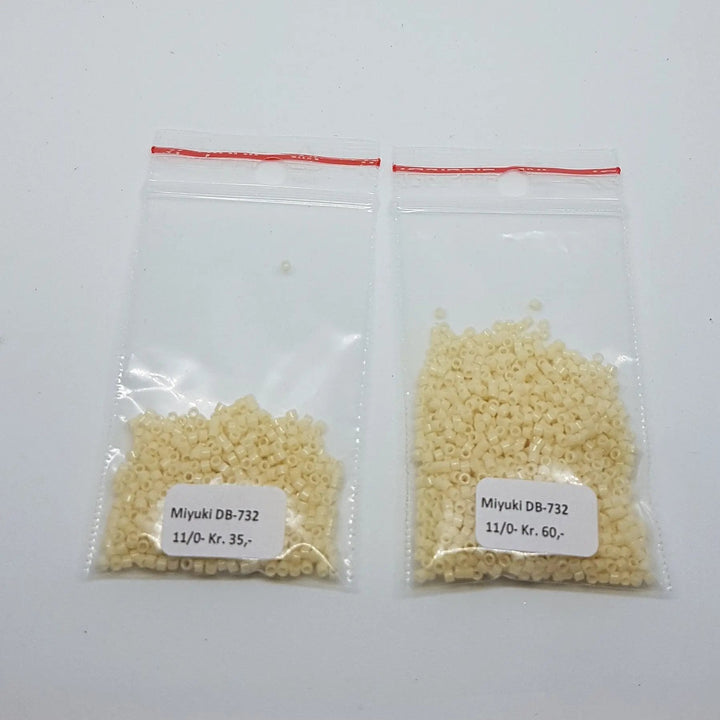 Brune glasperler, miyuki delica beads, opaque dark cream Krea