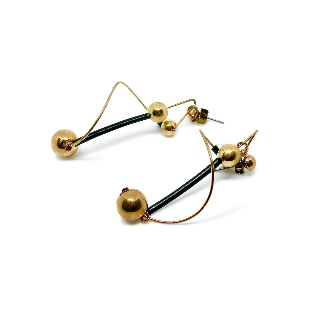 Øreringe, ørestikkere kugler og sort gummi, forgyldt messing Beadhouse of Copenhagen
