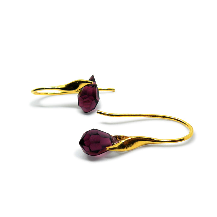 Find Øreringe, ørebøjle med dark amethyst crystal drops, forgyldt sterlingsølv hos Beadhouse of Copenhagen i dag, med en altid hurtig levering!
