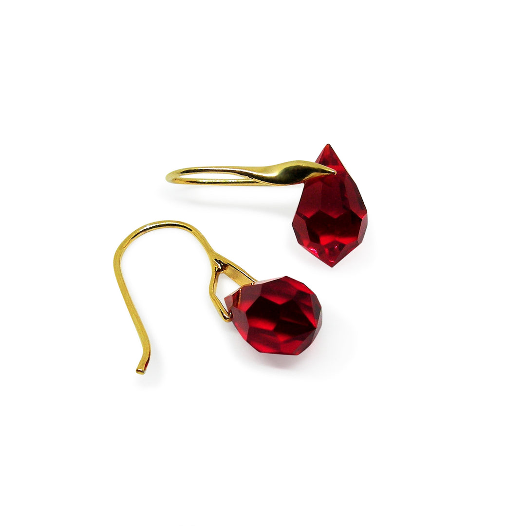 Find Øreringe, ørebøjle med light siam ruby crystal drops, forgyldt sterlingsølv hos Beadhouse of Copenhagen i dag, med en altid hurtig levering!