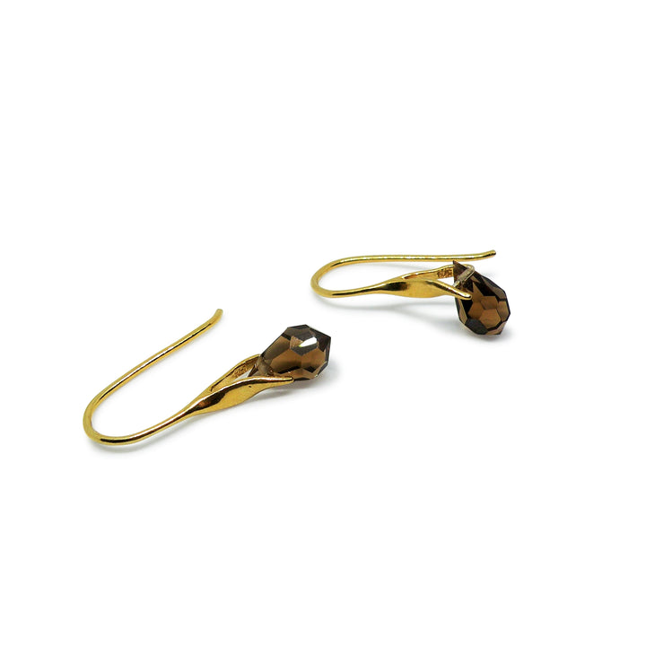 Find Øreringe, ørebøjle med smoked topaz crystal drops, forgyldt sterlingsølv hos Beadhouse of Copenhagen i dag, med en altid hurtig levering!