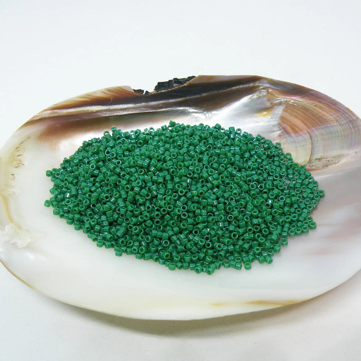 Grønne glasperler, miyuki delica beads, opaque dyed green Krea