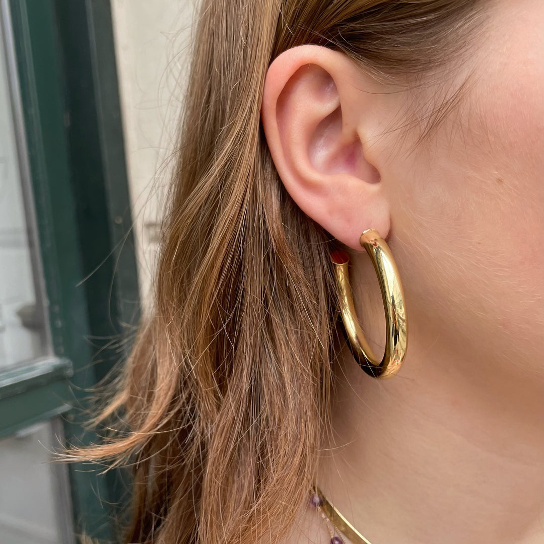 Find Øreringe, ørestikkere chunky hoops, forgyldt messing, 48 x 6 mm hos Beadhouse of Copenhagen i dag, med en altid hurtig levering!